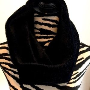Black faux fur finite scarf NWOT